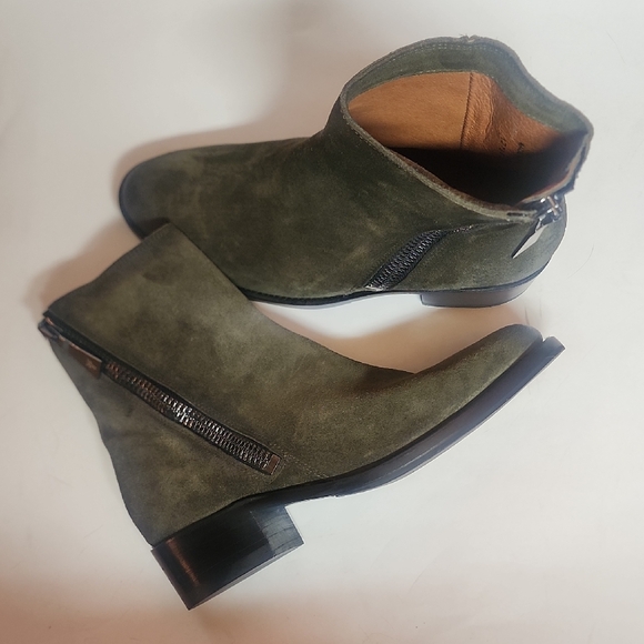 Frye Distressed Gorgeous Olive Suede Side Zip Ankle Quality Bootie Boots Size 8B - Picture 1 of 15